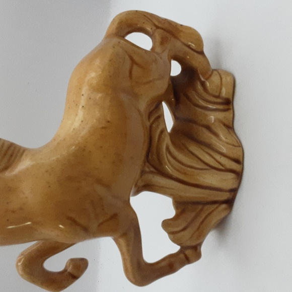 Vintage  Ceramic Horse Sculpture 7.5" X 7.5" Golden Wheat Colour - Picture 12 of 13